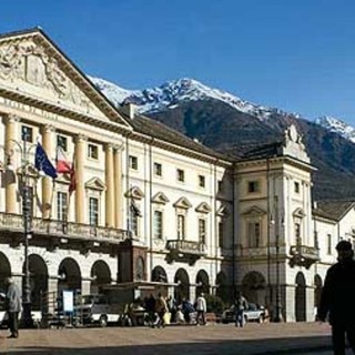 Cuori divisi, poltrone unite: il consiglio comunale di Aosta tra contraddizioni e strategie