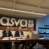 Al centro Alessandro Mano, segretario dell'Associazione Stampa Valdostana - FNSI.  A sn. Il tesoriere Thomas Piccot e a ds François domaine presidente dell'Assemblea