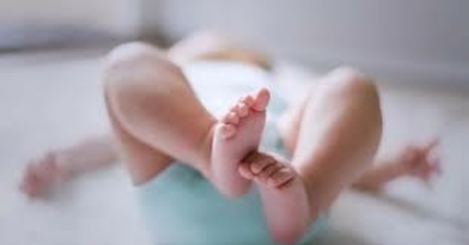 Culle vuote e montagne silenziose. Sempre meno nascite, sempre più anziani. Valle d’Aosta in prima linea nella crisi demografica Culle vuote e montagne silenziose. Sempre meno nascite, sempre più anziani. Valle d’Aosta in prima linea nella crisi demografica