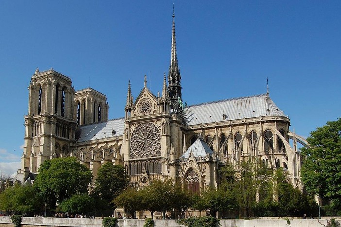 Entre pierres et paroles : le récit de Notre-Dame de Paris Entre pierres et paroles : le récit de Notre-Dame de Paris