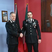 Il comandante del gruppo tenente colonnello Livio Propato ( a sn.) si congratula con Roberto Nossein per il nuovo incarico Il comandante del gruppo tenente colonnello Livio Propato ( a sn.) si congratula con Roberto Nossein per il nuovo incarico