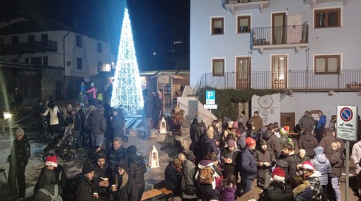 Luci di Natale a Nus, uando la piazza diventa una fiaba d’inverno