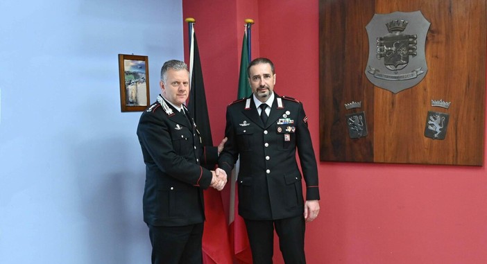Il comandante del gruppo tenente colonnello Livio Propato ( a sn.) si congratula con Roberto Nossein per il nuovo incarico