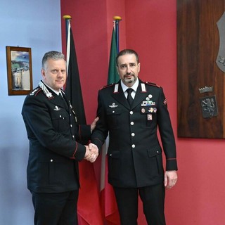 Il comandante del gruppo tenente colonnello Livio Propato ( a sn.) si congratula con Roberto Nossein per il nuovo incarico