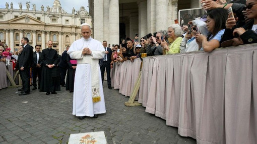 Leone XIV e la preghiera sul luogo dell’attentato a Giovanni Paolo II: memoria, Fatima e un mondo che chiede pace