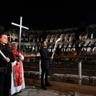 Au Colisée, Léon XIV porte la croix devant 30 000 fidèles