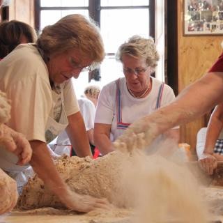 Le impastatrici (foto repertorio)