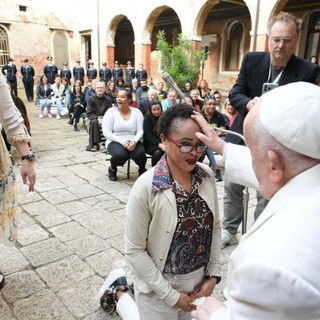 Il Papa nella Giudecca: tanta sofferenza in carcere, mai isolare la dignità