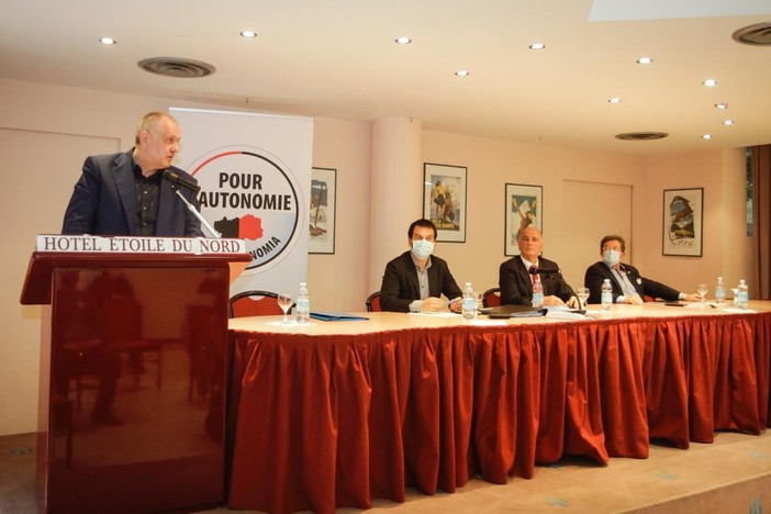 Aldo De Marco interviene all'ultimo congresso ha partecipato Augusto Rollandin (al centro)
