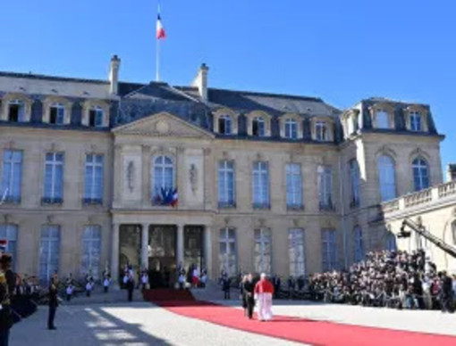 Leone XIV alla Francia: «La vera laicità non esclude la religione dalla vita pubblica» Leone XIV alla Francia: «La vera laicità non esclude la religione dalla vita pubblica»
