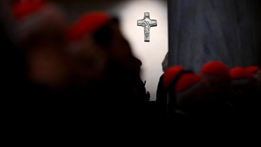 A Santa Maria Maggiore l’omaggio dei cardinali al Papa e la preghiera della gente