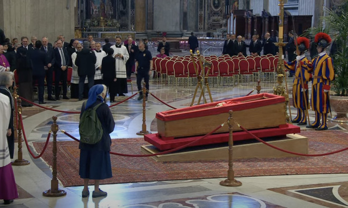 Oggi i funerali, il corteo funebre e la tumulazione