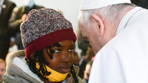 Il Papa saluta una rifugiata durante la visita al centro di Mytilene in Grecia (2021) Il Papa saluta una rifugiata durante la visita al centro di Mytilene in Grecia (2021)  (Vatican Media)