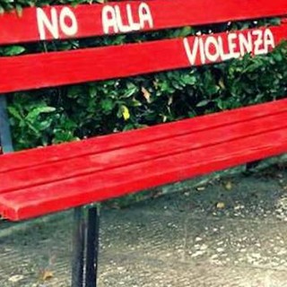 Una delle numerose 'panchina rossa' inaugurate in Valle d'Aosta