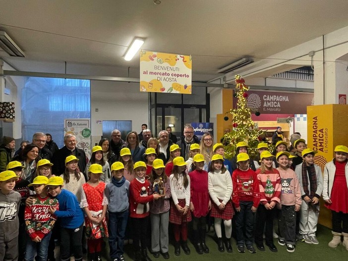 Nel cuore del mercato, un presepe che parla al presente Nel cuore del mercato, un presepe che parla al presente