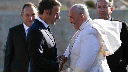 Il saluto tra il Papa e il presidente Macron