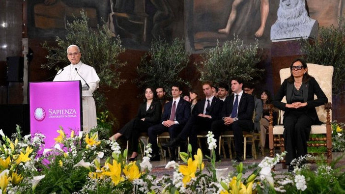 Il Papa agli universitari: “Siate artigiani di pace, il riarmo arricchisce le élite” Il Papa agli universitari: “Siate artigiani di pace, il riarmo arricchisce le élite”