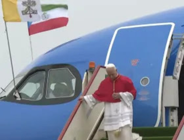 Leone XIV arrivato in Guinea Equatoriale, in volo il ricordo di Papa Francesco