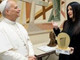 Il Papa incontra Laura Pausini che gli regala un brano ispirato a San Francesco