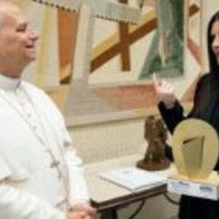 Il Papa incontra Laura Pausini che gli regala un brano ispirato a San Francesco