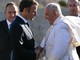 Il saluto tra il Papa e il presidente Macron