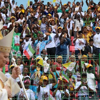 Il Papa: in Africa una festa della fede, una ricchezza inestimabile per il mio ministero