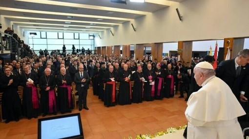 Papa in Ungheria: al mondo della cultura, “alla base del comunismo e del consumismo c’è una falsa idea di libertà”