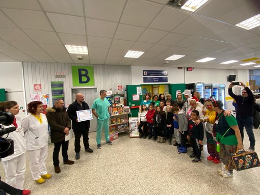 ALLA PEDIATRIA DELL’OSPEDALE BEAUREGARD CERIMONIA DI CONSEGNA DI GIOCATTOLI FRUTTO DELLA DONAZIONE FATTA DAGLI ALUNNI DELLA SCUOLA EMILE LEXERT DI AOSTA