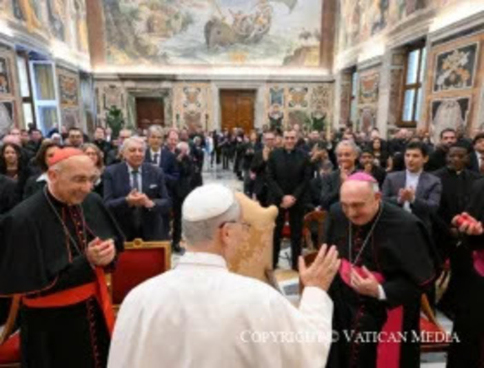 Leone XIV parla ai superiori maggiori della Compagnia di Gesù (@Vatican Media) Leone XIV parla ai superiori maggiori della Compagnia di Gesù (@Vatican Media)