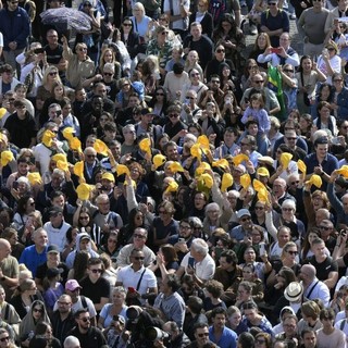 Leone XIV all’Angelus: «Non si può amare Dio senza amare il prossimo»