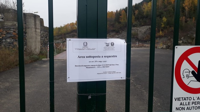 I sigili apposti alla discarica lo scorso anno dalla Forestale
