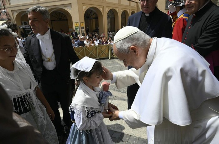 L’industria dei consumi avvelena il cuore, il Papa: Dio allarga la vita e apre alla vera gioia