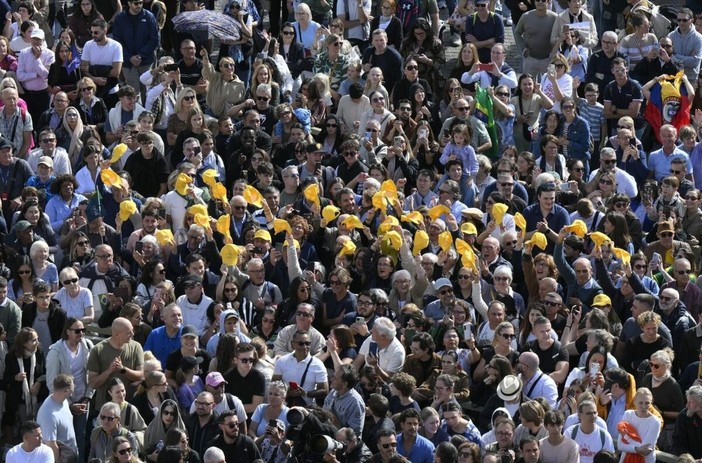 Leone XIV all’Angelus: «Non si può amare Dio senza amare il prossimo»