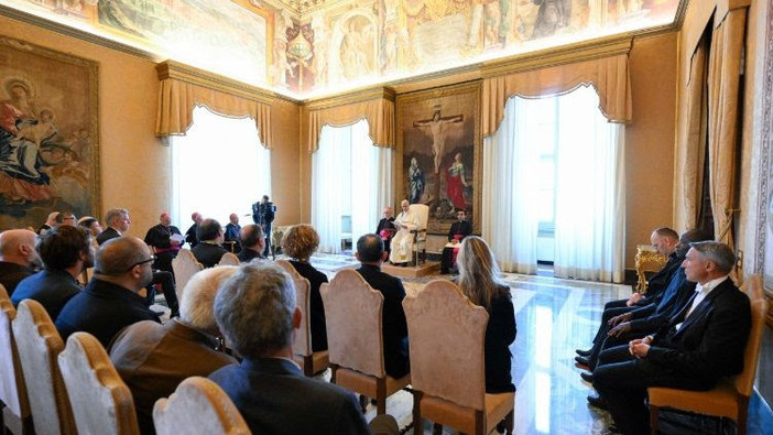 Leone XIV agli artisti: «La Chiesa ha bisogno di voi per custodire l’umano»