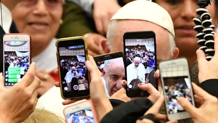 Nell'era digitale in cui viviamo, Papa Francesco rivolge un potente messaggio ai giovani