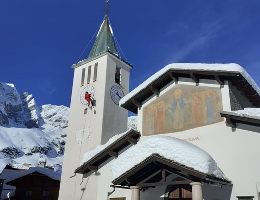 Il parroco alpinista del Breuil scala chiesa e campanile per sgombrare la neve