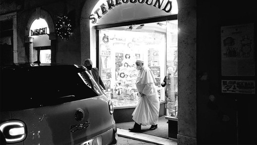 Il Papa all'uscita da un negozio di dischi a Roma - Javier Martínez-Brocal/Rome Reports