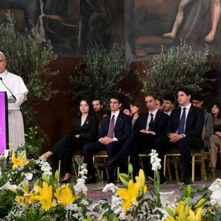 Il Papa agli universitari: “Siate artigiani di pace, il riarmo arricchisce le élite”