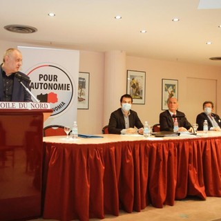 Aldo De Marco interviene all'ultimo congresso ha partecipato Augusto Rollandin (al centro)