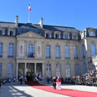 Leone XIV alla Francia: «La vera laicità non esclude la religione dalla vita pubblica»