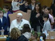 Papa Francesco e i bambini, pensate al bene degli altri e pregate