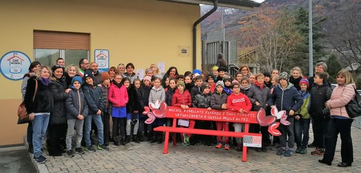 Foto di gruppo all'inaugurazione della panchina rossa