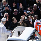 Laici e sacerdoti, uniti nella missione: il Papa richiama la Chiesa a essere testimone credibile