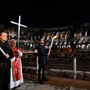 Au Colisée, Léon XIV porte la croix devant 30 000 fidèles Au Colisée, Léon XIV porte la croix devant 30 000 fidèles