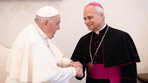 Renzi, il cardinale e la profezia della Gruber: l’altro conclave è in tv