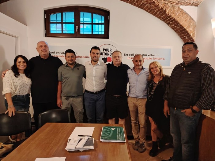 Sezione Aosta - Da sinistra a destra Monica Schiavello Consigliere sezione Aosta, Aldo Di Marco Segretario politico, Francesco Macrì Consigliere sezione Aosta, Marco Carrel Presidente, Bonifacio Di Pietrantonio Coordinatore sezione Aosta, Giorgio Giovinazzo Consigliere comunale di Aosta, Federica Sagaria Vicecoordinatrice sezione Aosta, Hicham Fannan Consigliere sezione Aosta Sezione Aosta - Da sinistra a destra Monica Schiavello Consigliere sezione Aosta, Aldo Di Marco Segretario politico, Francesco Macrì Consigliere sezione Aosta, Marco Carrel Presidente, Bonifacio Di Pietrantonio Coordinatore sezione Aosta, Giorgio Giovinazzo Consigliere comunale di Aosta, Federica Sagaria Vicecoordinatrice sezione Aosta, Hicham Fannan Consigliere sezione Aosta