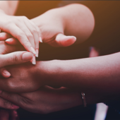 Prevenzione del suicidio, la Valle d’Aosta punta sulle reti di prossimità: istituzioni, sanità e comunità a confronto Prevenzione del suicidio, la Valle d’Aosta punta sulle reti di prossimità: istituzioni, sanità e comunità a confronto