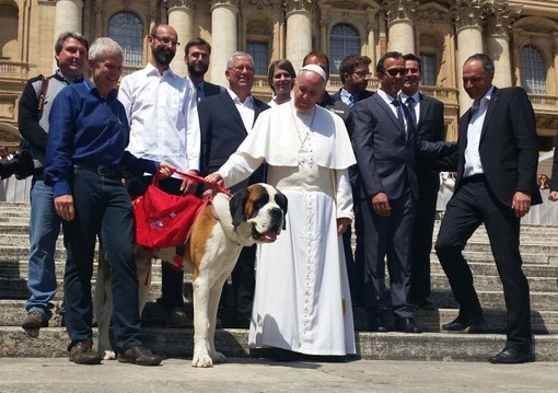 Il Papa ha accarezzato a lungo e volentieri il cane Magnum