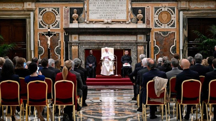 Il Papa: servono politiche che proteggano la dignità dei minori nell'era dell'IA Il Papa: servono politiche che proteggano la dignità dei minori nell'era dell'IA