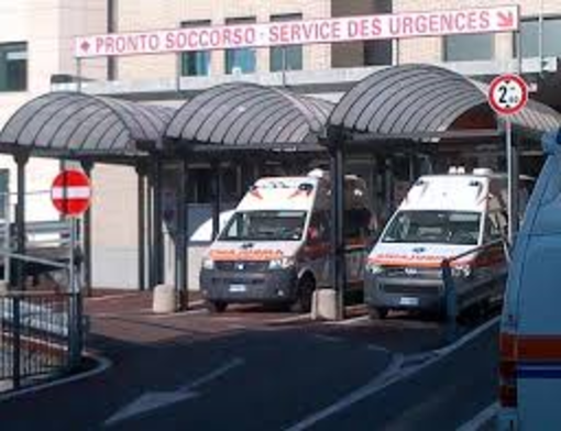 Auto contro palo ad Aosta, cinque giovani in ospedale